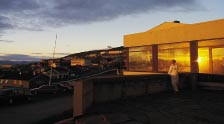Hammerfest sykehus ligger vakkert til og utsikten er storsl&aring;tt. Foto T. Wisberg