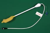 Figur 1  Endorektal spole. Fremst p&aring; den rektale plastsonden er antennen montert i en ballong med en preformert flate som&hellip;