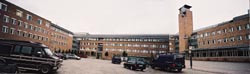 Figur 10    Fl&oslash;yene strekker (fang)armene ut mot deg n&aring;r du ankommer Rikshospitalet i Oslo. Foto &Oslash;. Larsen 2000