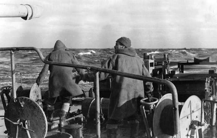Den norske marine i hardt v&aelig;r: akterdekk med synkeminer p&aring; Ishavet. Foto Marinemuseet