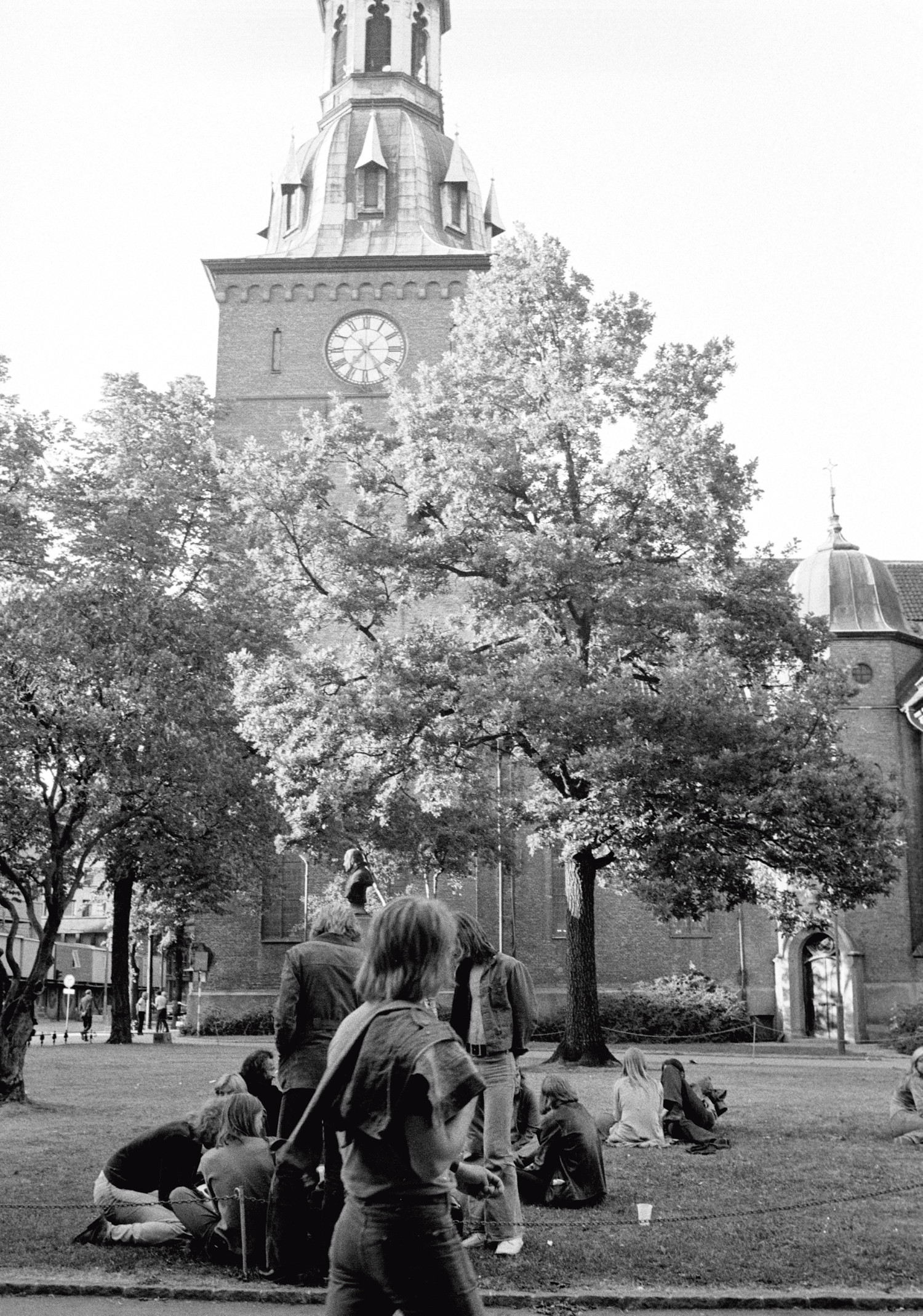 Figur 1 &laquo;Ungdomsnarkomane&raquo; foran Oslo domkirke i 1973. Da ulovlige rusmidler fikk sitt inntog i Norge p&aring; slutten av 1960&hellip;