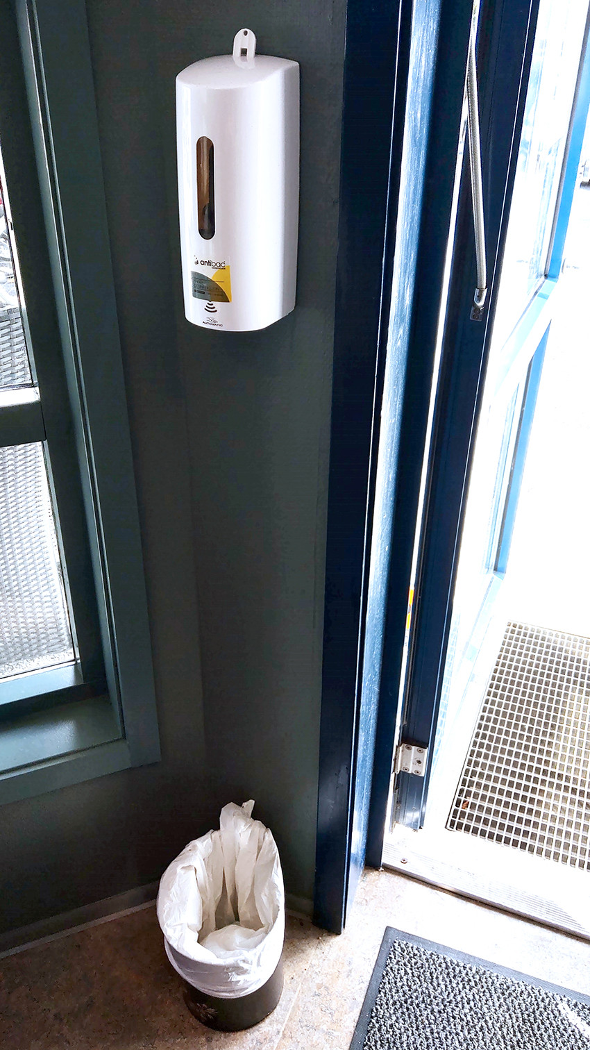 Plassering av avfallsb&oslash;tte rett under alkoholholdig desinfeksjonsmiddel. Foto: Arnstein Fed&oslash;y