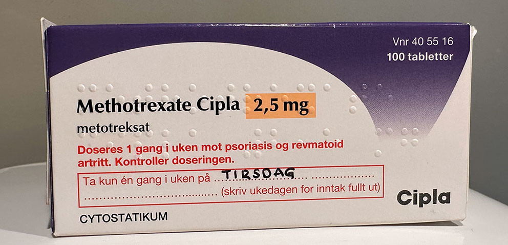 Figur 1 Medikamentpakningen til metotreksat. Merk markert r&oslash;d skrift for &aring; understreke at legemiddelet kun skal tas &eacute;n gang&hellip;