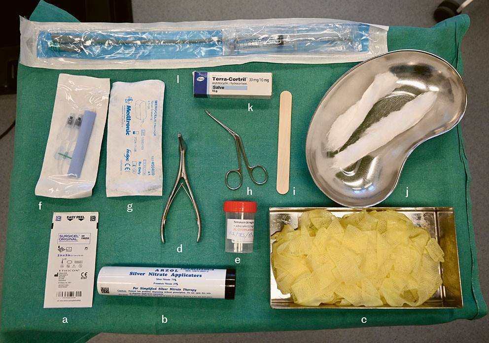 Figur 3 Utstyr til bruk ved akutt epistaksis: a) Resorberbar tamponade, b) S&oslash;lvnitrat, c) Salvestrimmel, d) Nesespekel, e)&hellip;