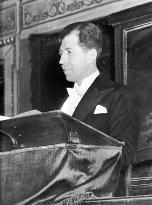 Figur 1 Marius Haarr disputerer i Gamle festsal 1952. Foto: Aftenposten
