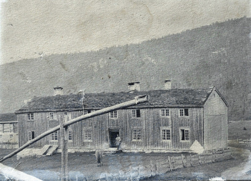 The Austistua Moen farm around 1900. The contrast between the exterior of the house and the elaborate living room at the&hellip;