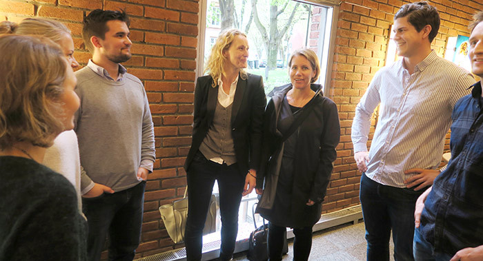 Hege Gjessing og Hanne Gillebo-Blom i samtale med noen av de fremm&oslash;te legene i pausen. De unge legene hadde mange sp&oslash;rsm&aring;l&hellip;