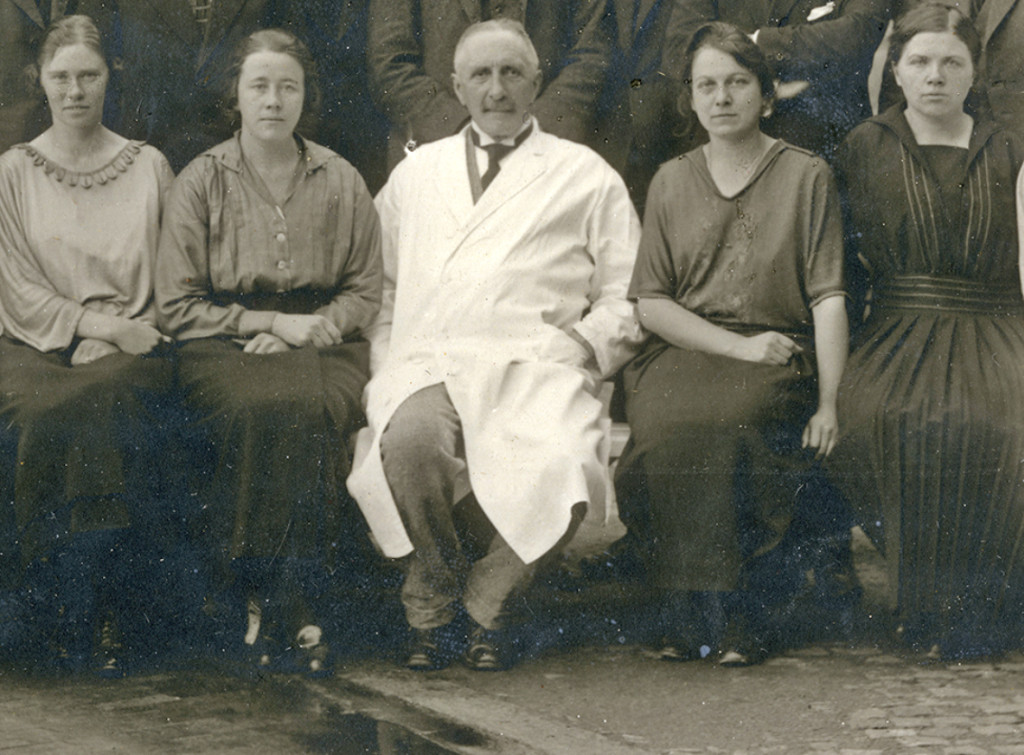 Figur 2 Kullbilde tatt utenfor Rikshospitalets kvinneklinikk v&aring;rsemesteret 1923. Augusta Rasmussen sitter til venstre for&hellip;