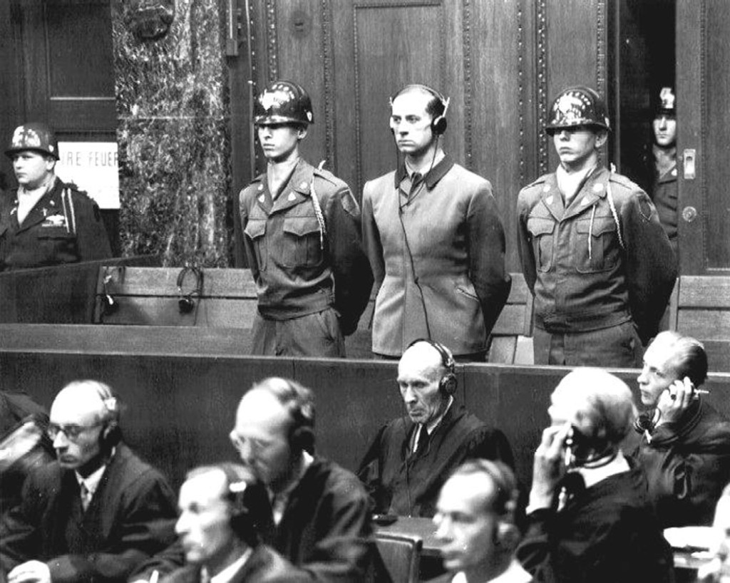 Karl Brandt, Adolf Hitlers da 43 &aring;r gamle livlege, ble d&oslash;mt til d&oslash;den ved hengning i N&uuml;rnbergprosessen.