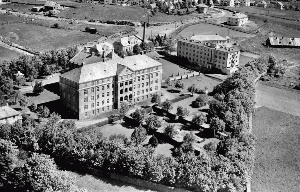 Figur 3 Rogaland sjukehus fotografert i 1951 av Wider&oslash;e Flyselskap. Bygningen til h&oslash;yre for sykehusbygningen er R&oslash;de Kors&hellip;