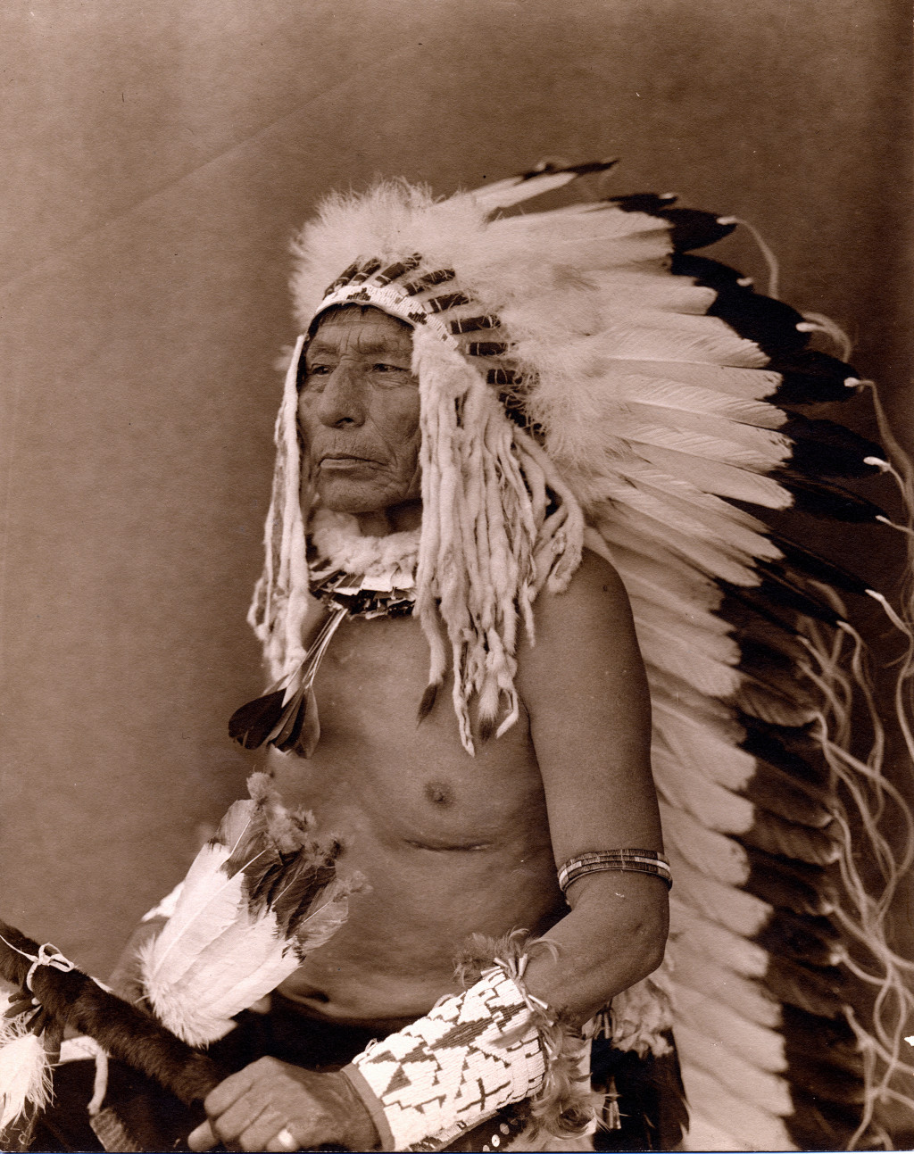 George Sword (Long Knife), her fra 1909, var n&aelig;r venn av og l&aelig;remester for James Walker. Han var sjaman, medlem av det&hellip;