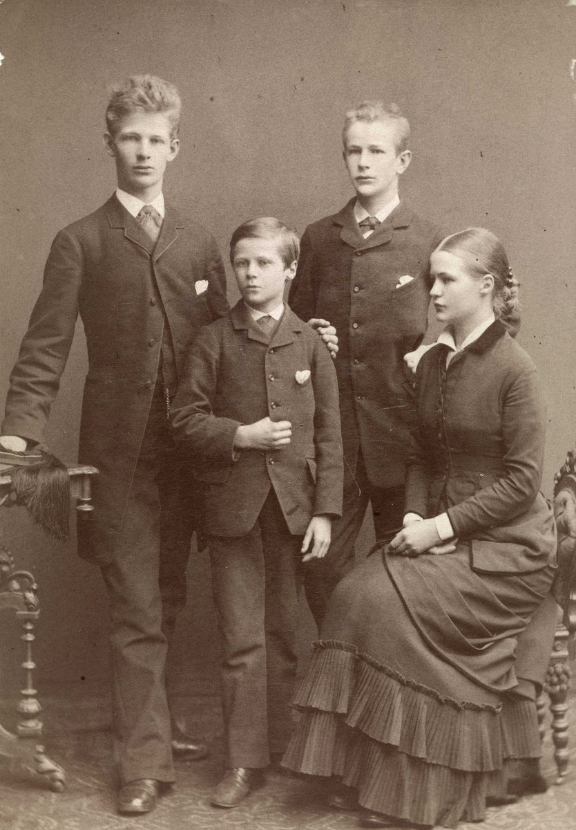 Figur 2 Ragnvald, Ivar, Einar og Astrid Boye. Foto Hans Maartmann, via Oslo Museum / CC CC0&nbsp;1.0