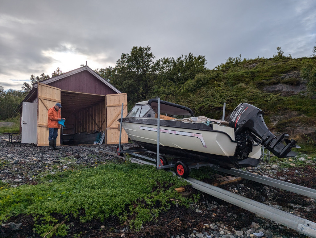 Mester-svenn-tradisjon: I likhet med jobben p&aring; sykehuset, l&aelig;rer Iver &aring; fikse motoren av sin b&aring;tvante onkel. Foto: privat