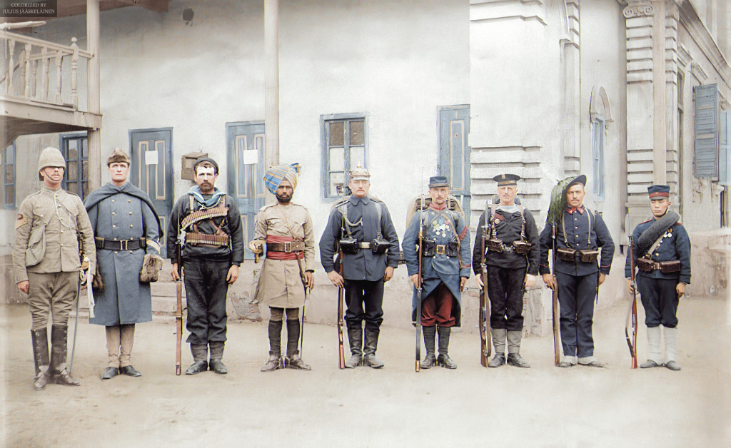 Ni soldater fra &Aring;ttenasjonsalliansen, 1900. Fra venstre: Storbritannia, USA, Russland, Britisk India, Tyskland, Frankrike,&hellip;